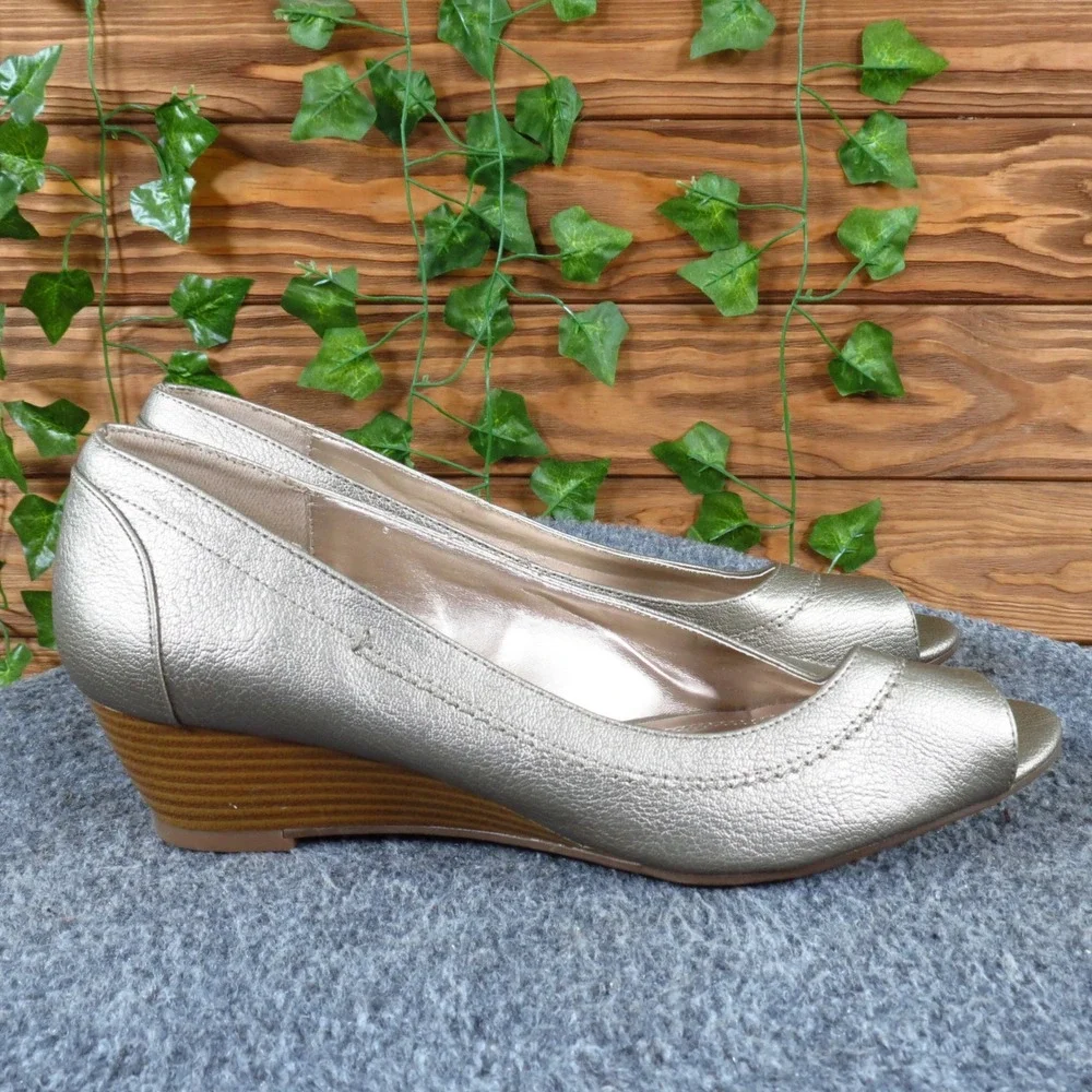 Laura Scott Coleen Women Peep Toe Wedge Pump Size 8.5M Dress Champagne Gold